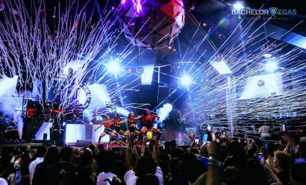 las-vegas-party-crowd