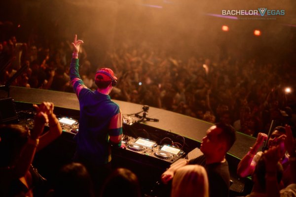 las-vegas-party-crowd